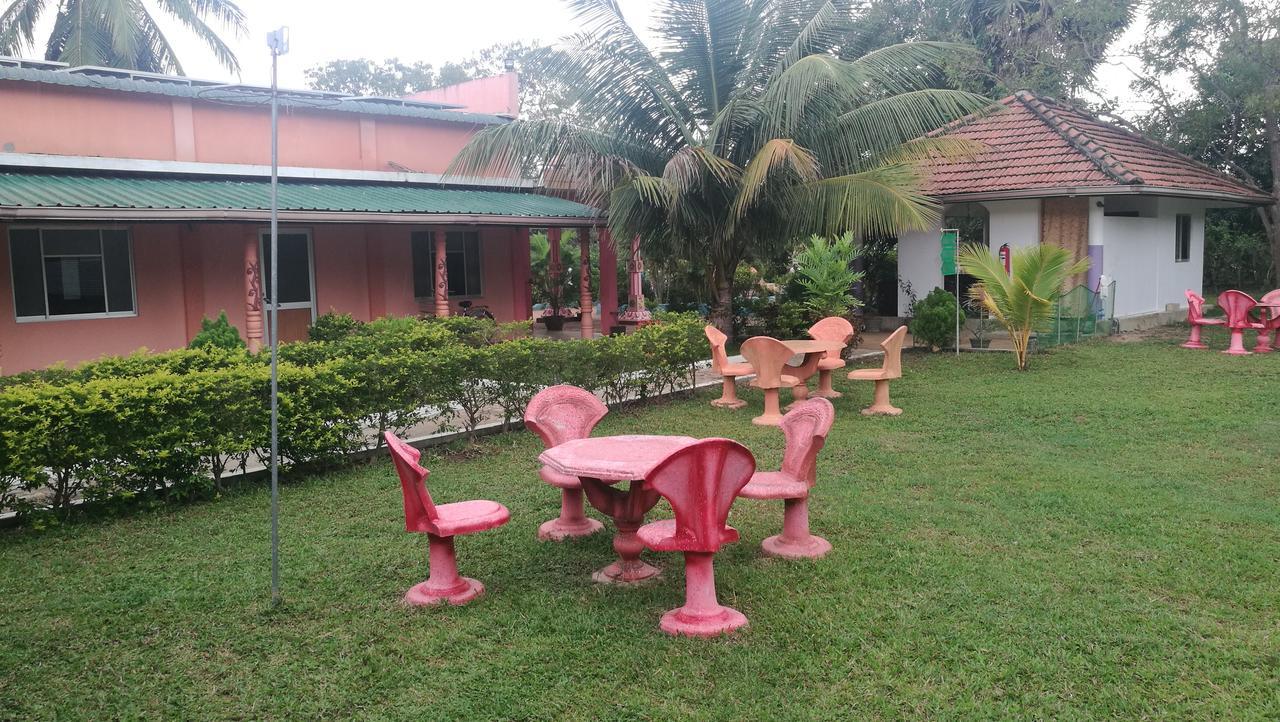 Friends Paradise Hotel Kilinochchi Exterior foto