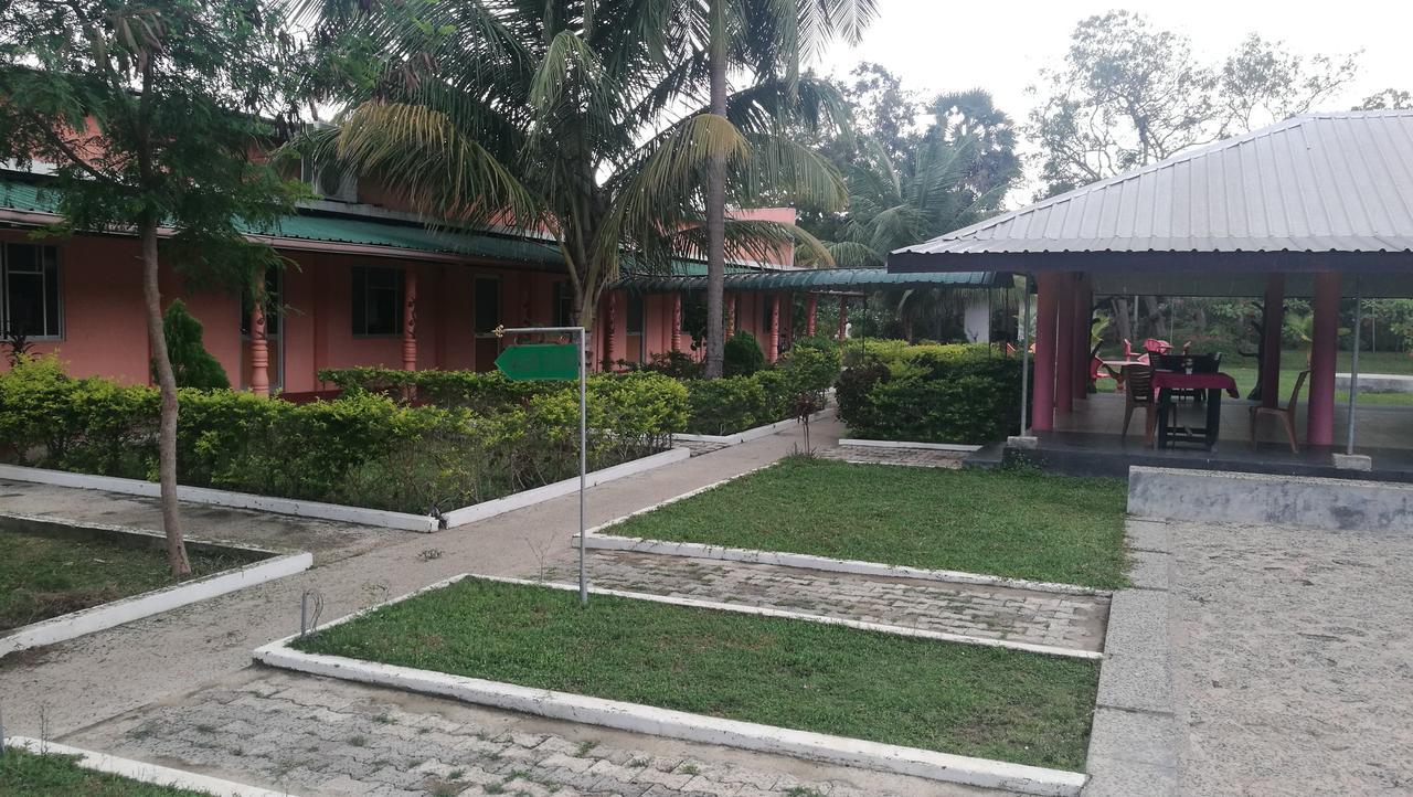 Friends Paradise Hotel Kilinochchi Exterior foto